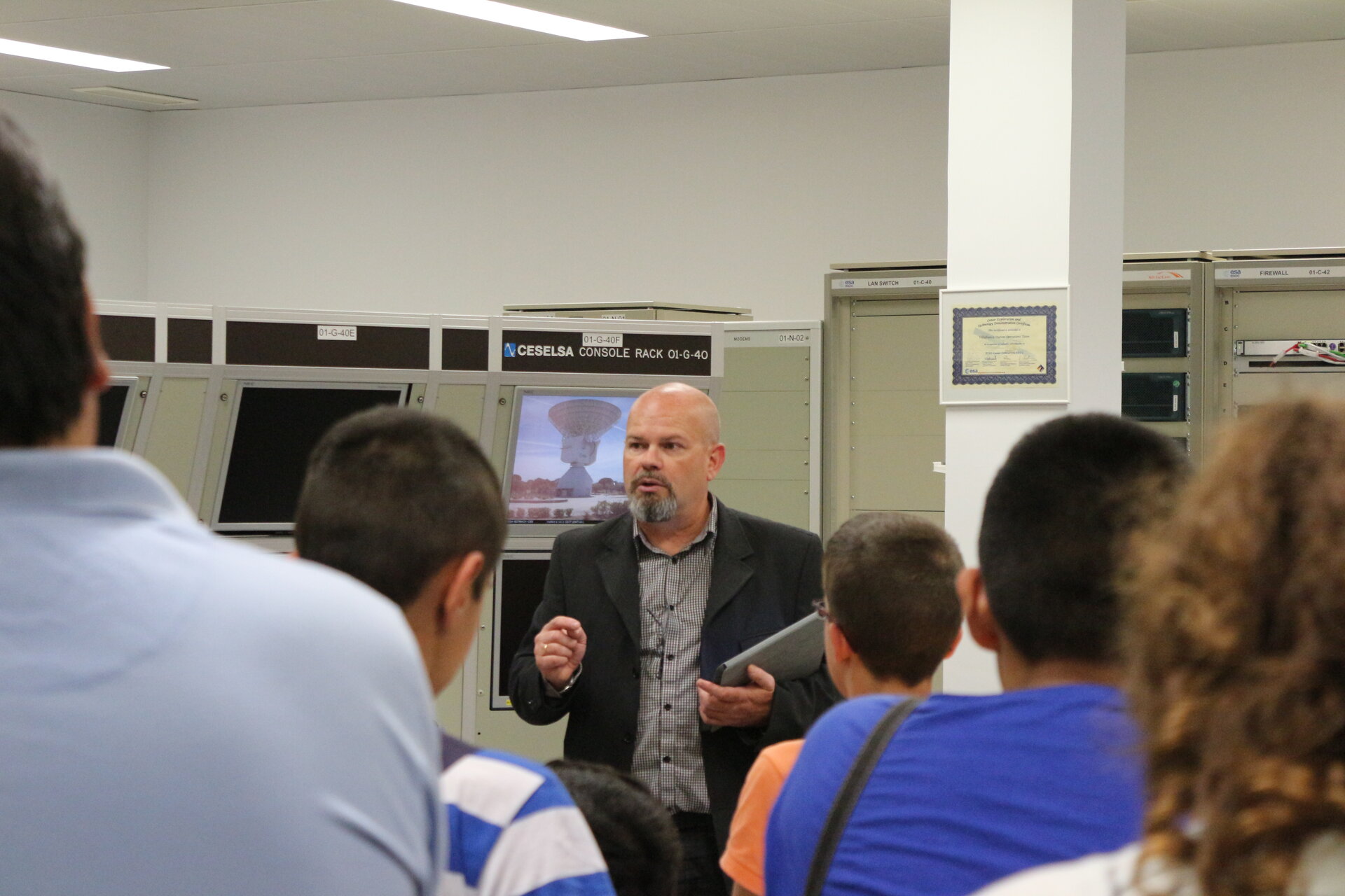 Estudiantes del Colegio Peñaluenga con Lionel Hernandez, en ESAC