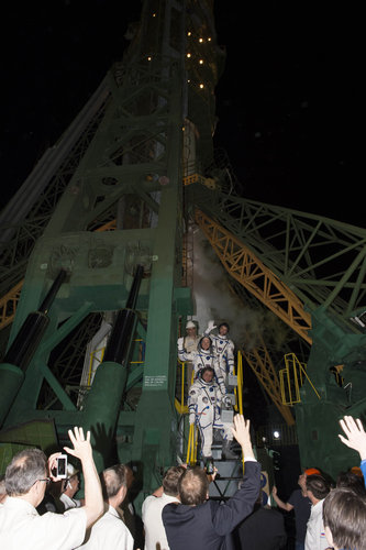 Expedition 40/41 crew members greeting audience at the launch pad