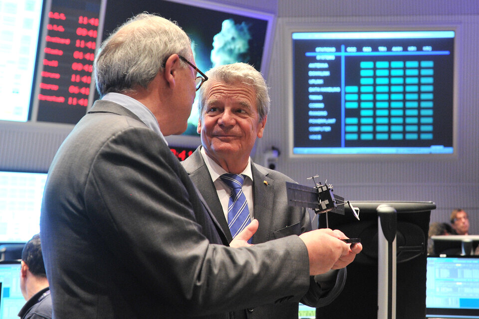 Von links: ESA-Generaldirektor Prof. Jean-Jacques Dordain und Bundespräsident Joachim Gauck im Hauptkontrollraum der ESA
