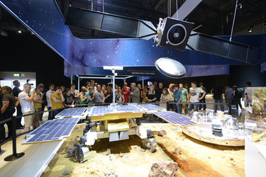 Karlheinz Kreuzberg presents to students the space pavilion