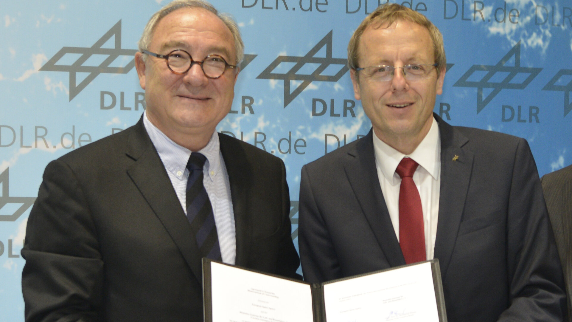 Auf der ILA Berlin Air Show haben DLR-Vorstandsvorsitzender Prof. Johann-Dietrich Wörner und ESA-Generaldirektor Prof. Jean-Jacques Dordain ein seit Juni 2010 bestehendes "MoU"  bis Ende 2016 verlängert.