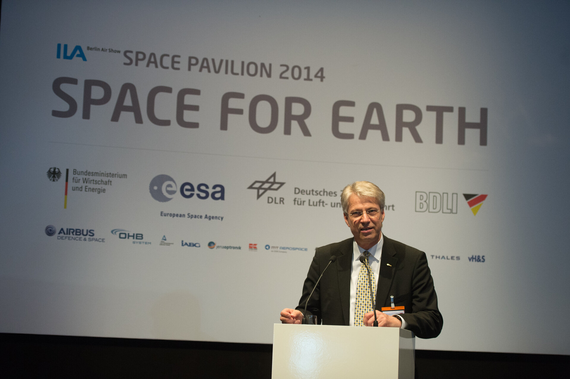 Als Leiter der ESA-Direktion für Bemannte Raumfahrt und Missionsbetrieb gibt Thomas Reiter eine Pressekonferenz