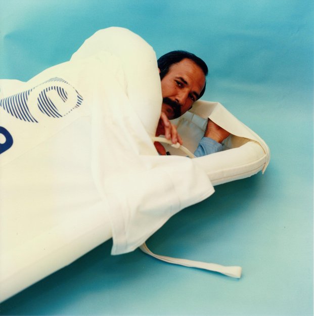 Wubbo Ockels demonstriert einen Astronautenschlafsack, Quelle: ESA
