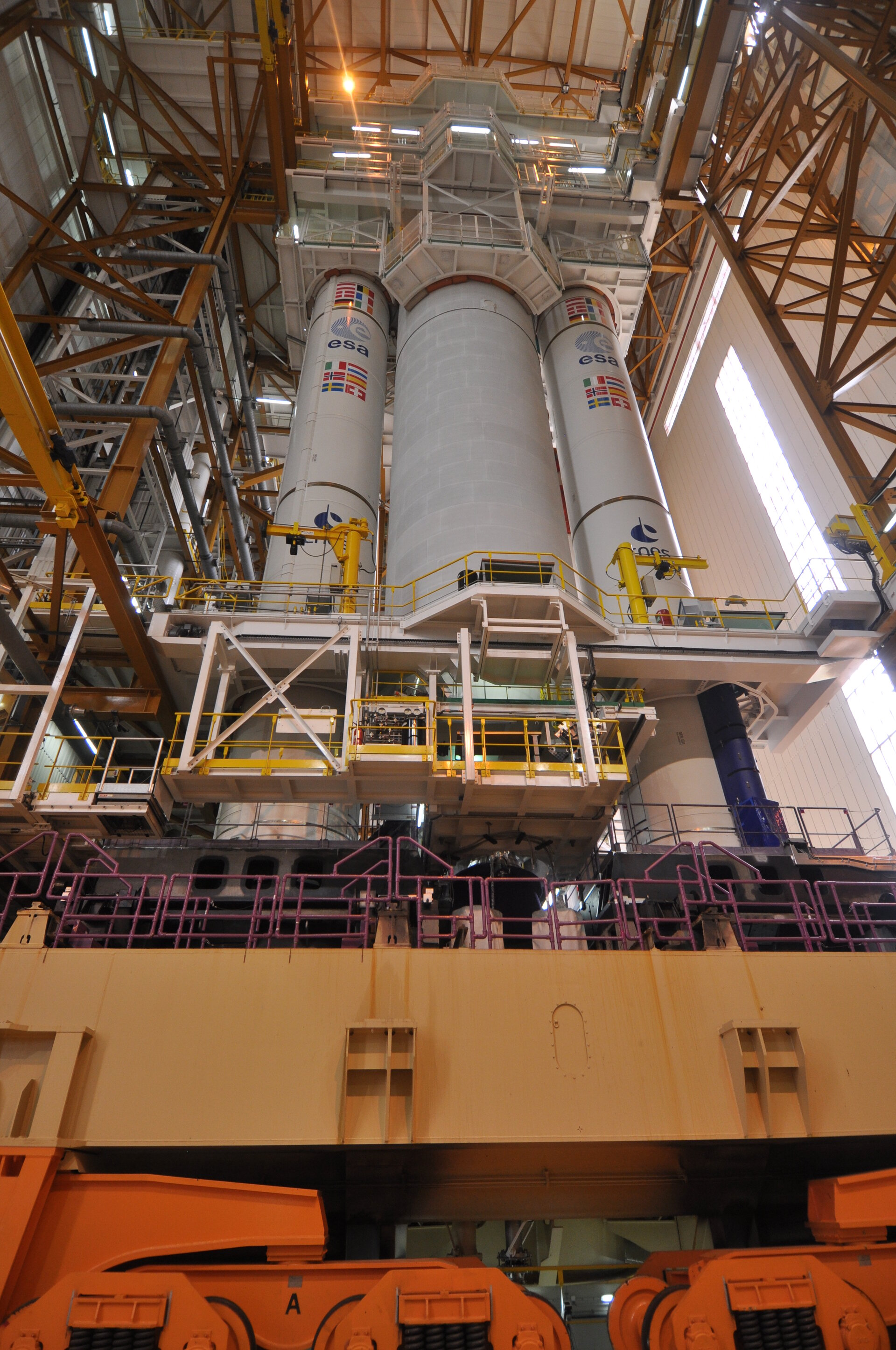 Die Ariane 5 mit dem ESA-Transporter ATV 5 in der Montagehalle