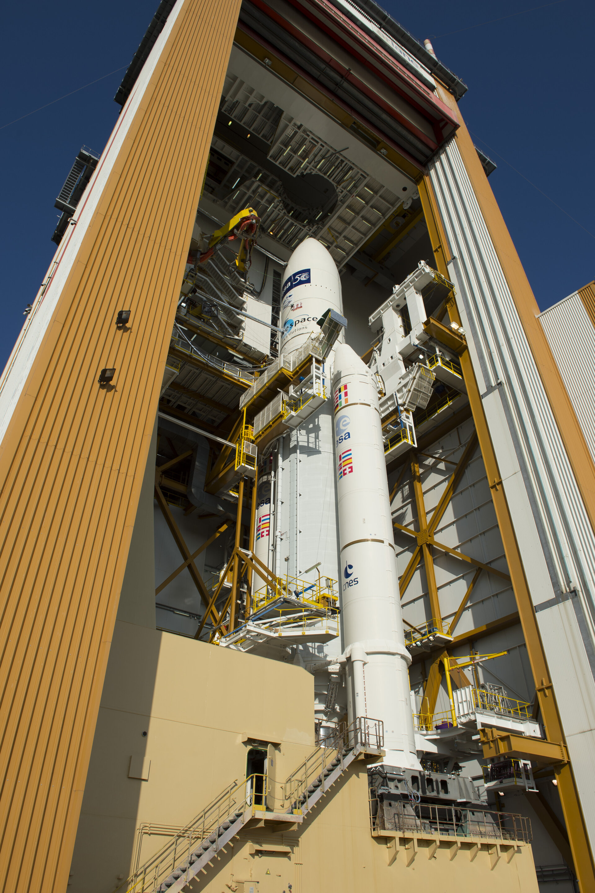 Ariane 5 in the BAF ready for transfer to the launch pad