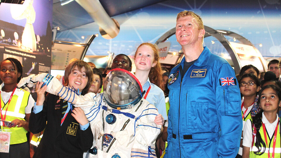 El astronauta de la ESA Timothy Peake con los niños de Misión-X del Reino Unido 