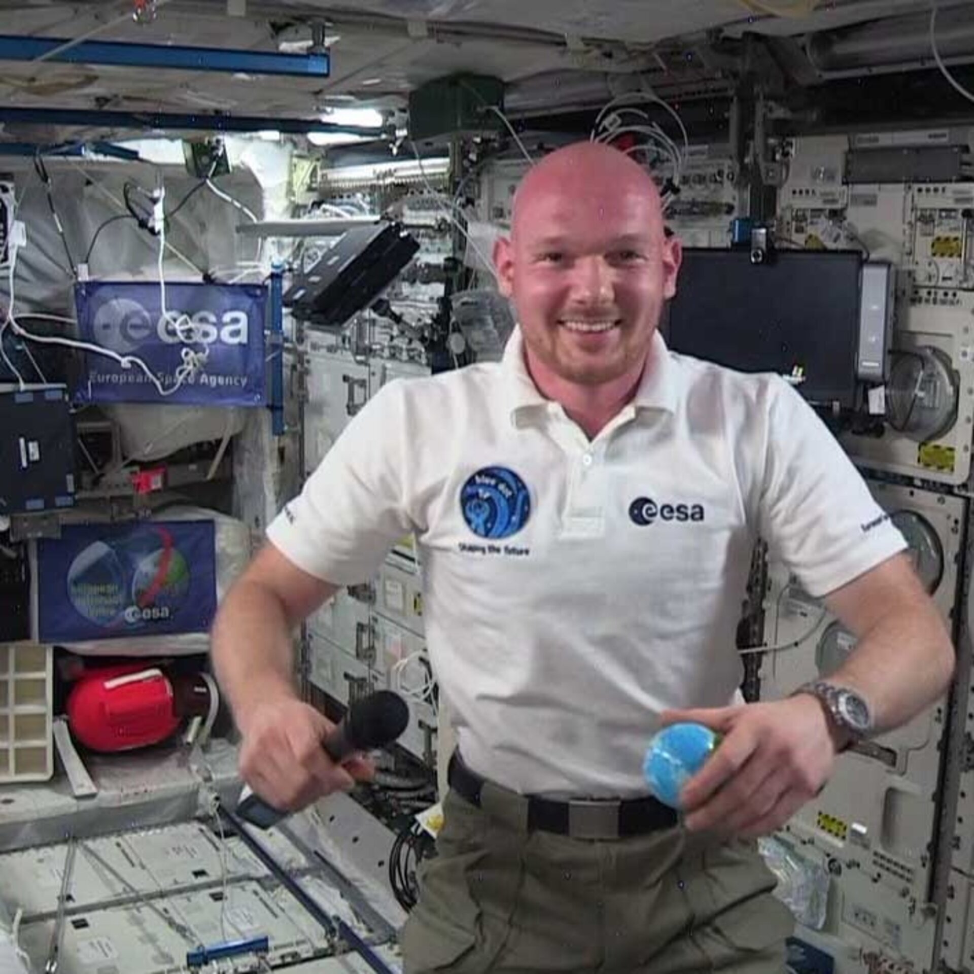 Alexander Gerst makes in-flight call from ISS