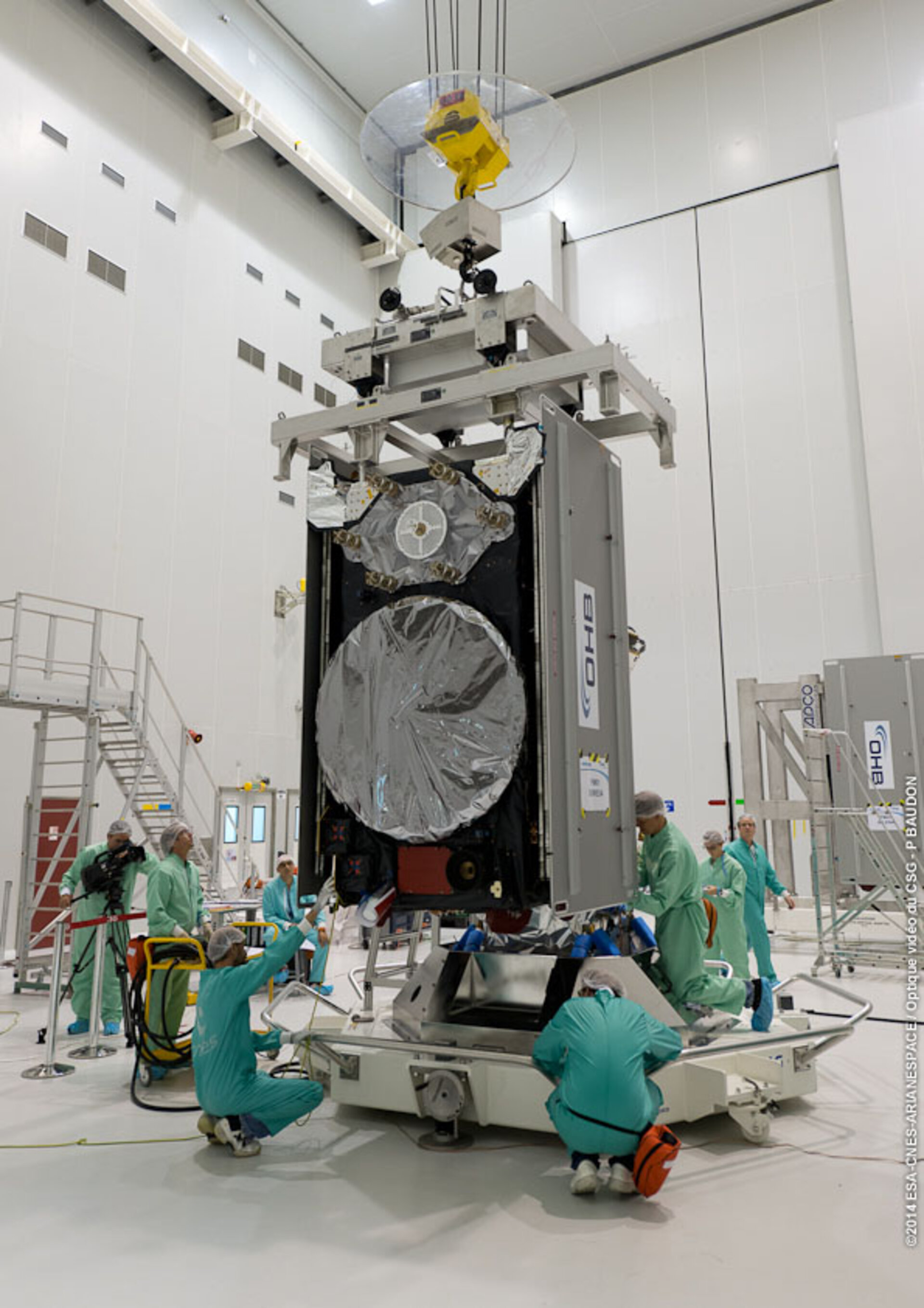 Instalación del satélite Galileo 'Doresa' en la plataforma de carga útil