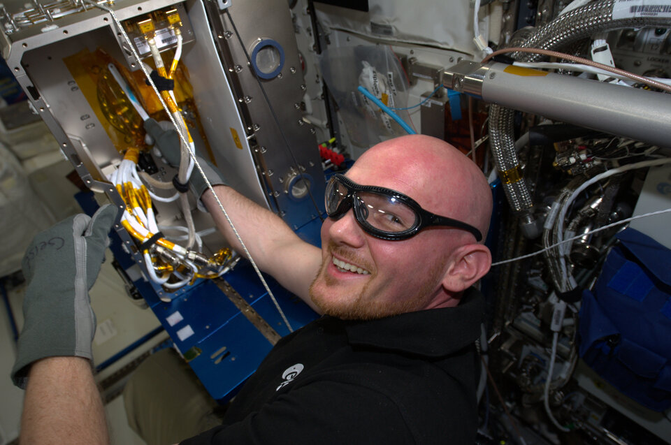 Alexander sägt einen klemmenden Bolzen im Experimentmodul ab