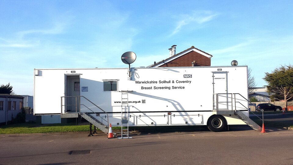 Unidades de mamografía equipadas con comunicaciones vía satélite