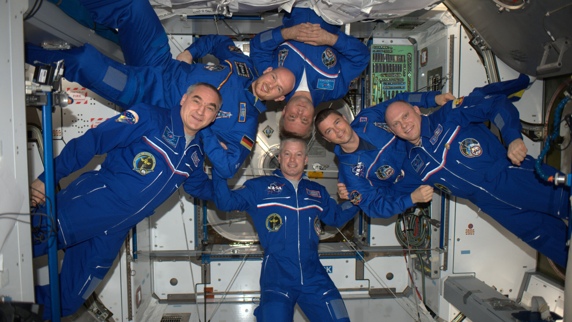 Die gesamte Mannschaft der ISS 