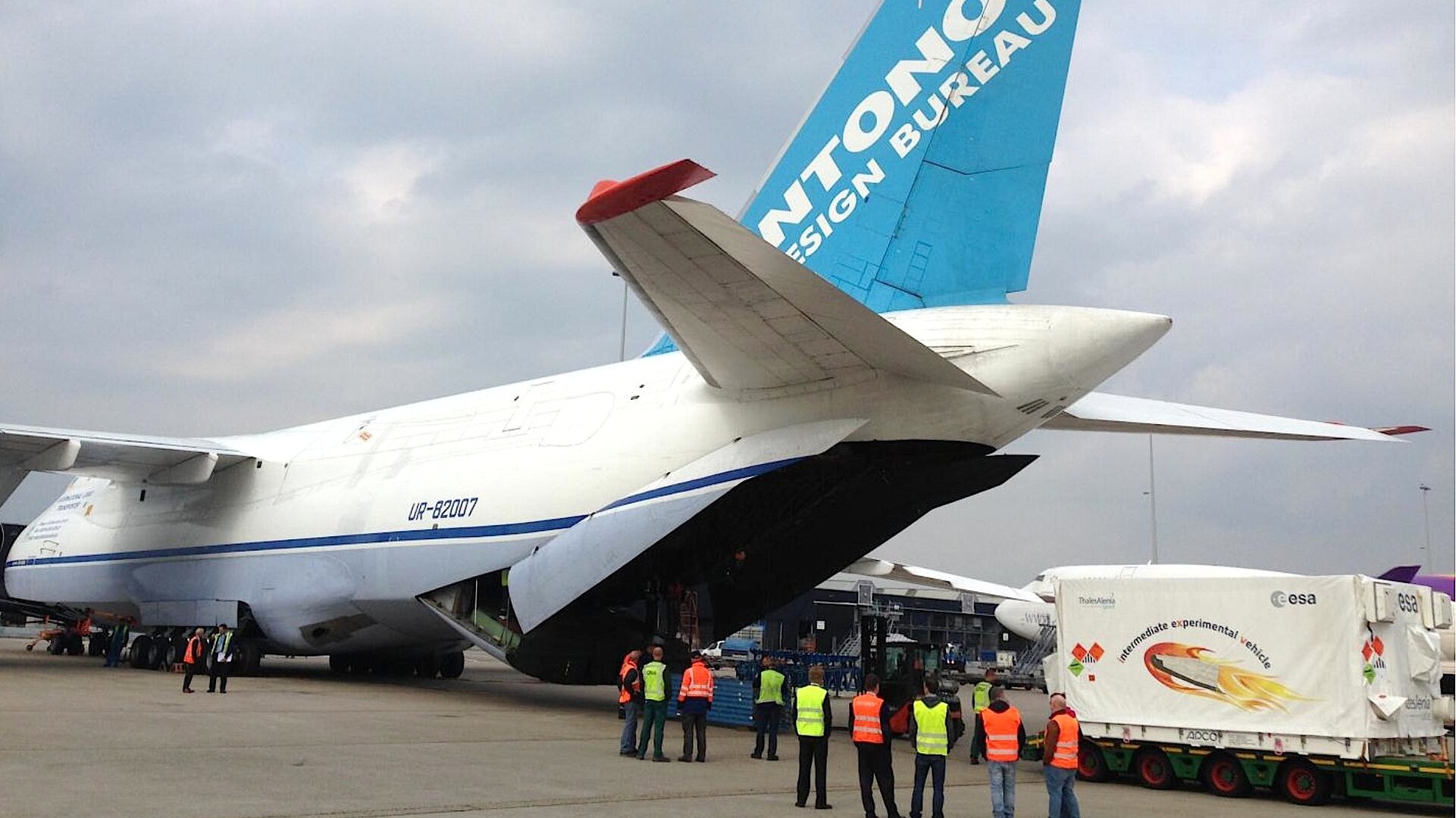 IXV vloog per Antonov-transportvliegtuig van Schiphol naar ESA's ruimtehaven in Frans-Guyana