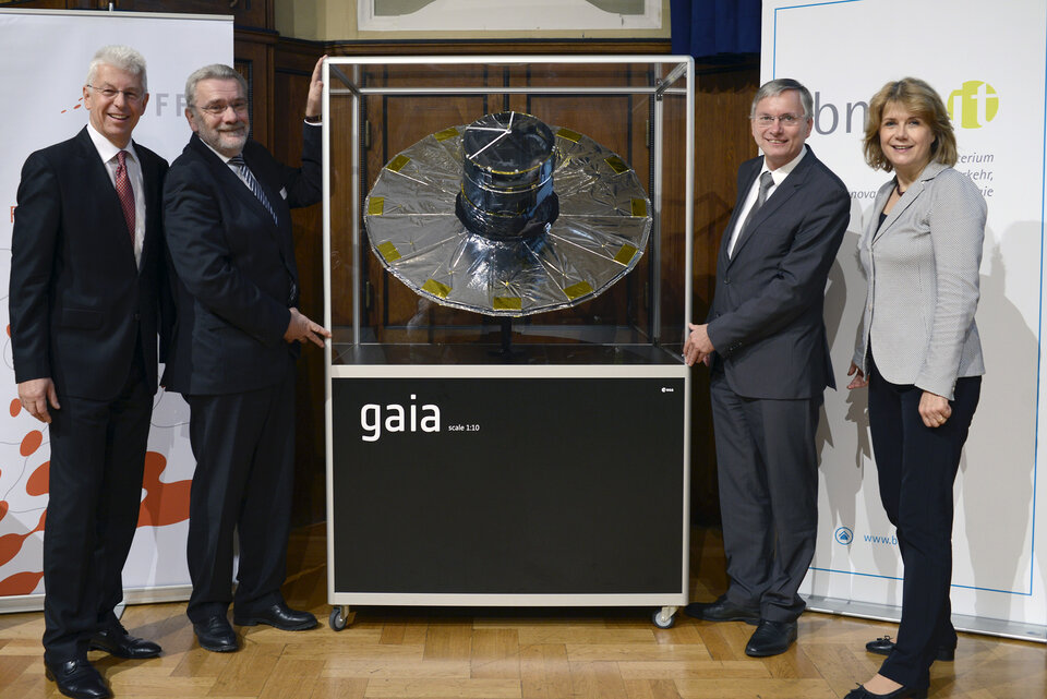 Bundesminister Alois Stöger (BMVIT) übergibt ein 1:10-Modell des GAIA-Astronomiesatelliten der ESA