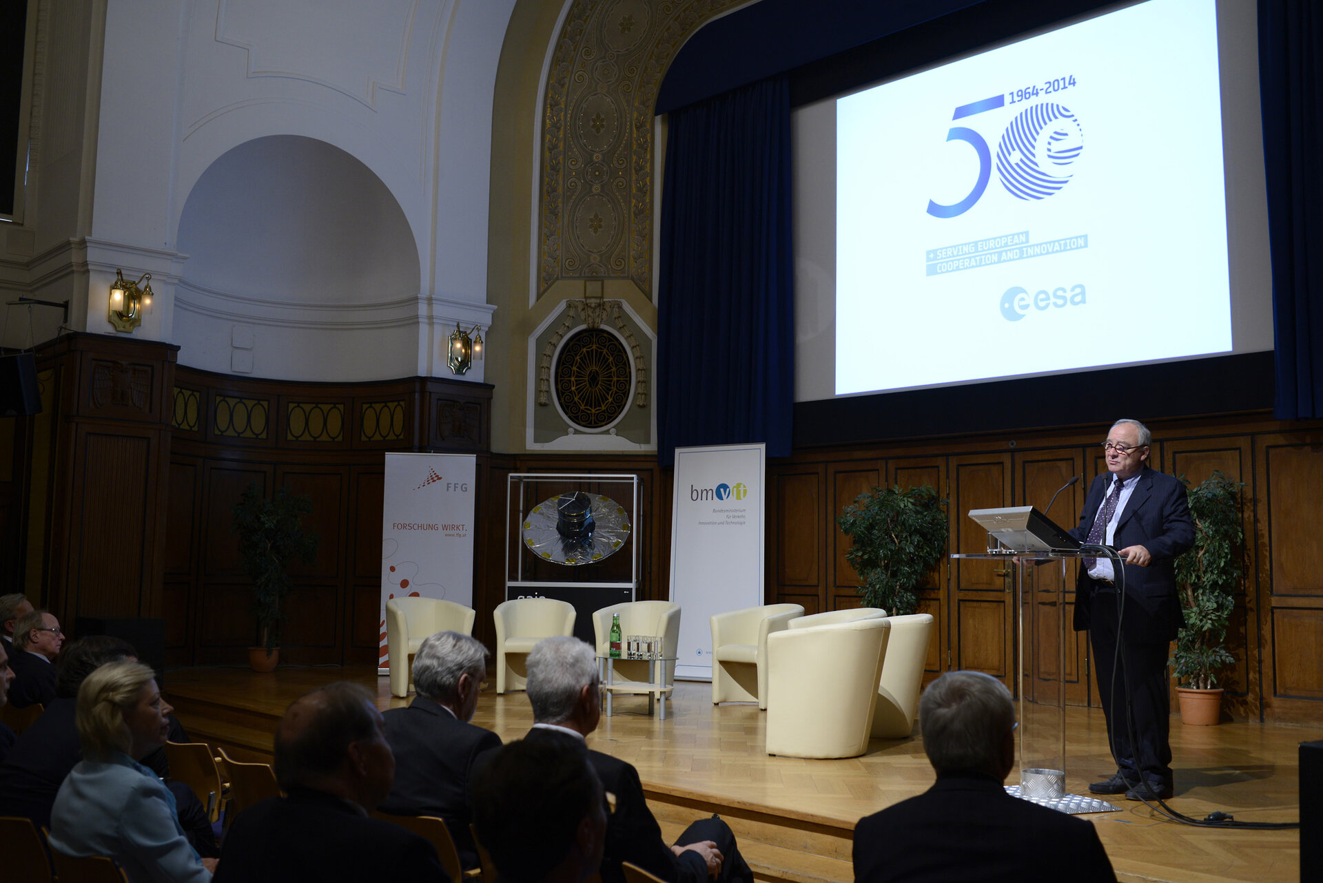 ESA-Generaldirektor Jean-Jacques Dordain hält eine Rede auf dem Space Day 2014 in Wien