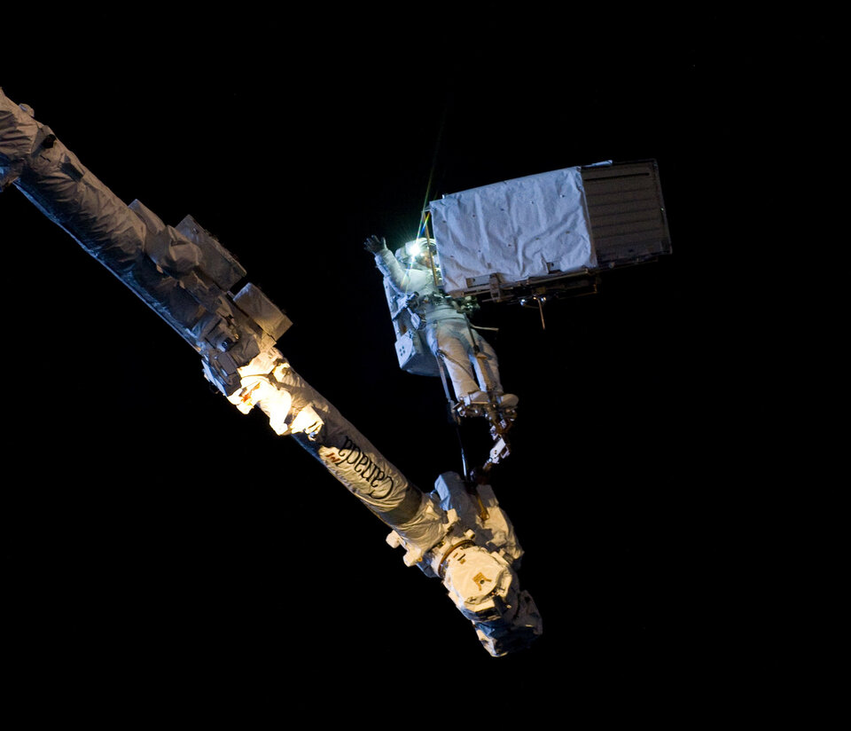 Δεμένος με έναν ρομποτικό βραχίονα που κρατά 385 κιλά στο διάστημα, τη νύχτα