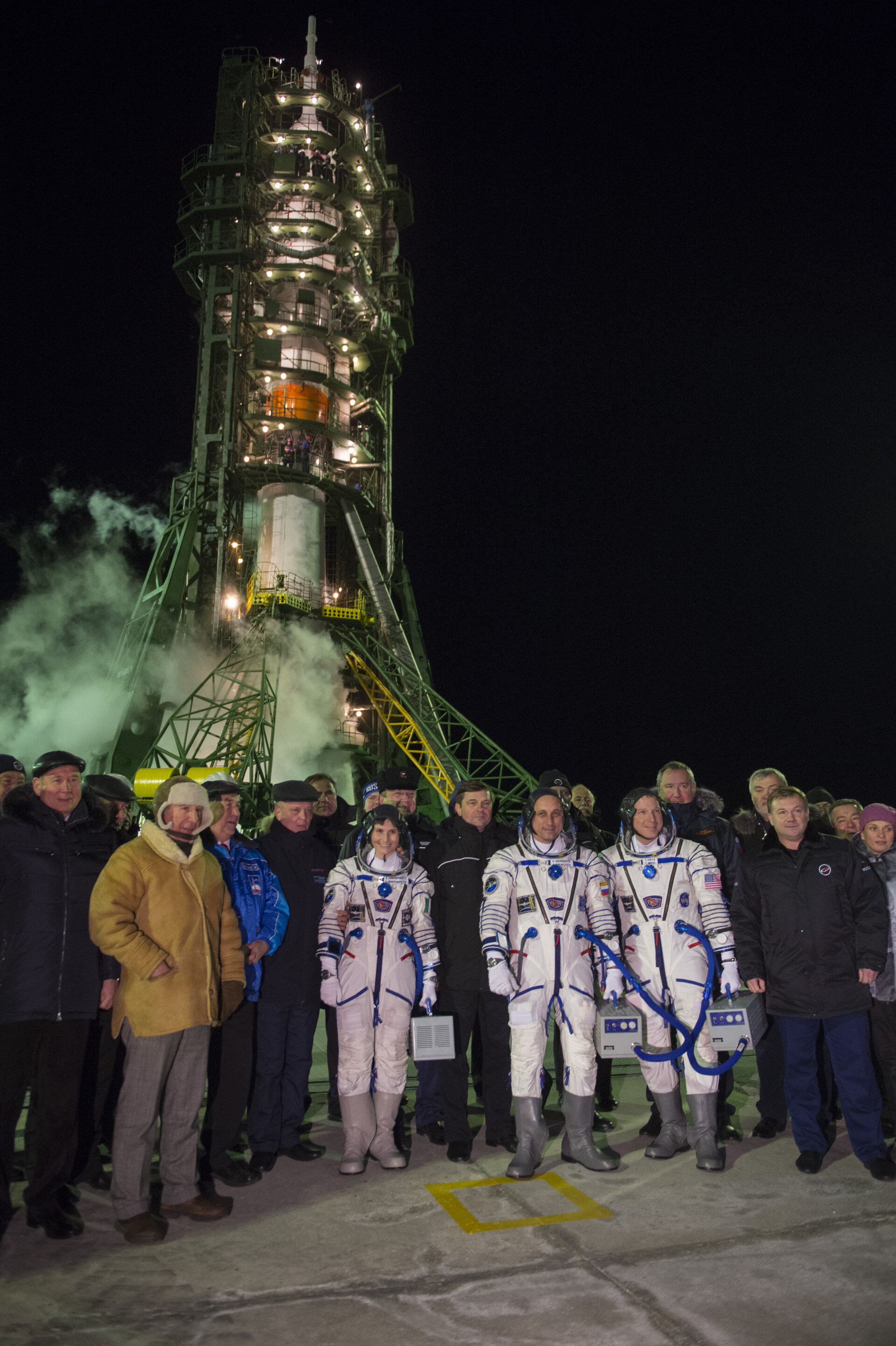 Expedition 42/43 crew members and dignitaries at the launch pad