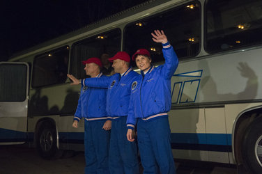 Expedition 42/43 crew members wave farewell to family and friends