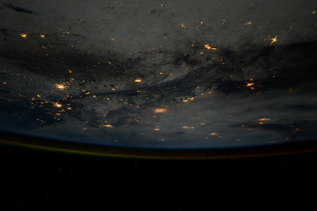La Tierra de noche, vista desde la ISS.