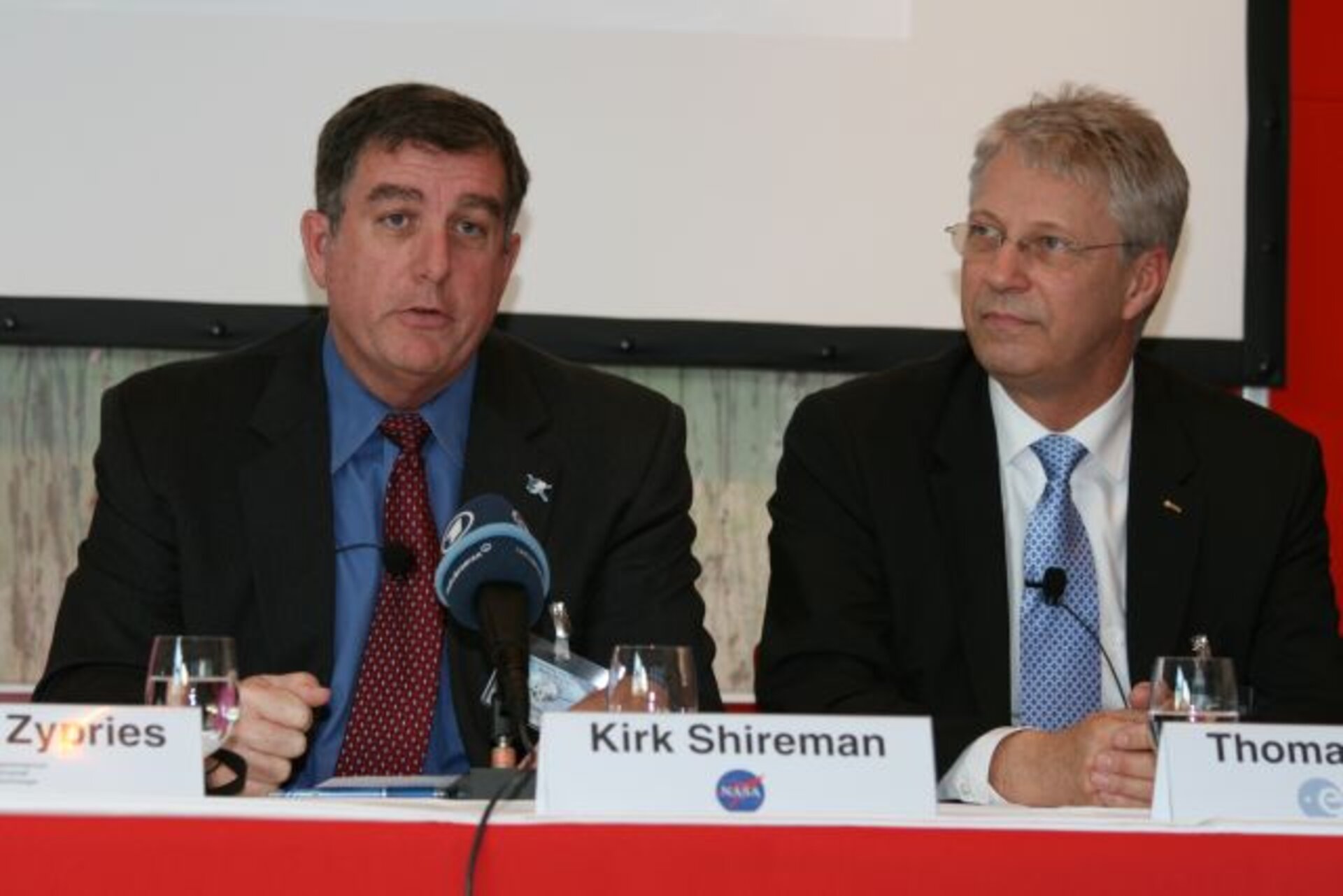 Thomas Reiter (ESA, re.) und Kirk Shireman (NASA, li.)