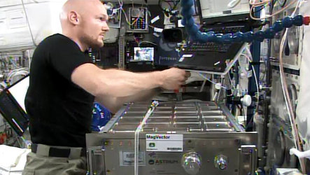ESA-Astronaut Alexander Gerst baut MagVector/MFX ein. 