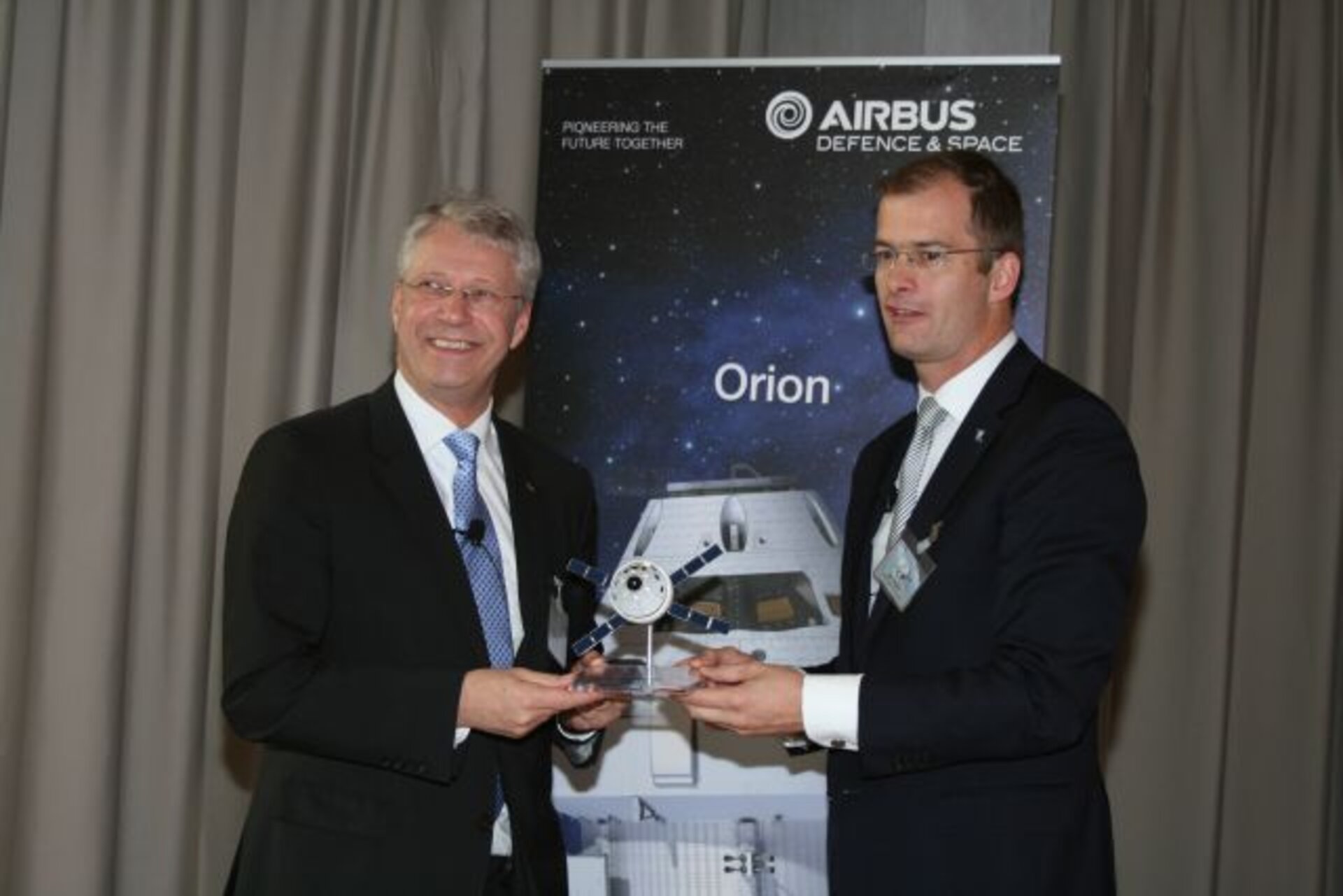 Thomas Reiter (ESA, li.) und Bart Reijnen (Airbus, re.) 