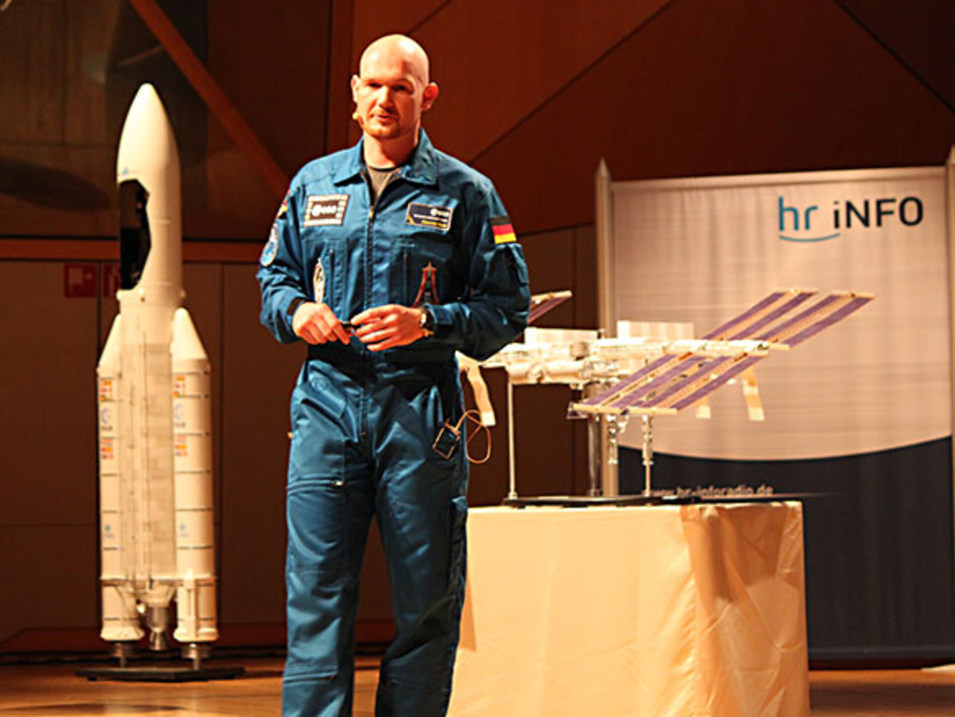 Astronaut Alexander Gerst spricht in Frankfurt über seine "Blue Dot"-Mission. 