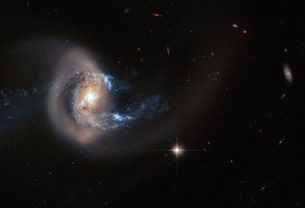 Impresionante vista de NGC 7714 captada por el Hubble.