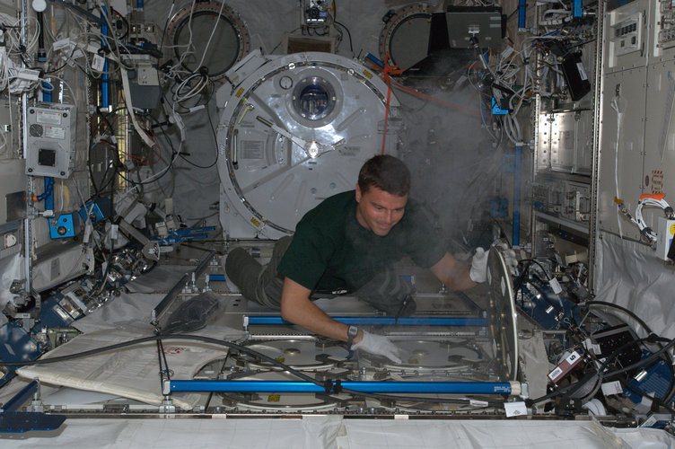 Reid Wiseman storing samples on Station