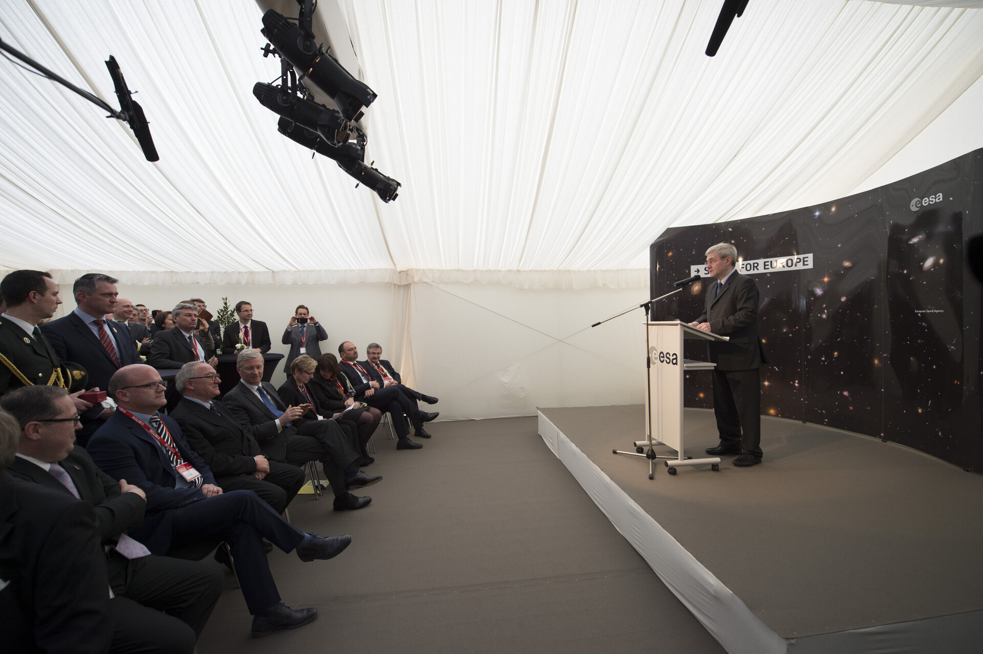 Eric Beka thanking Jean-Jacques Dordain 