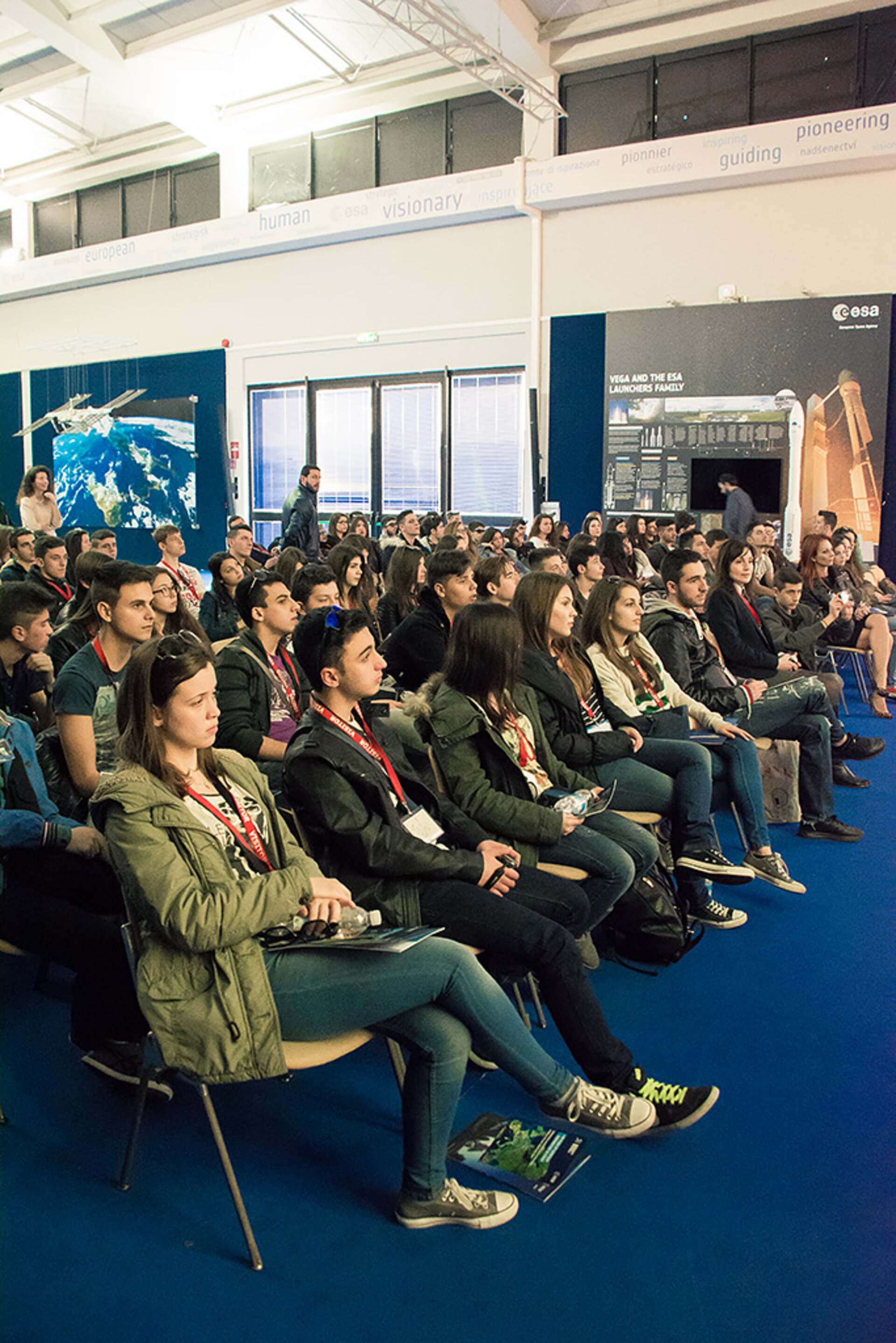 Οι Έλληνες μαθητές στη Μεγάλη Αίθουσα συνεδρίων στο ESA/ESRIN