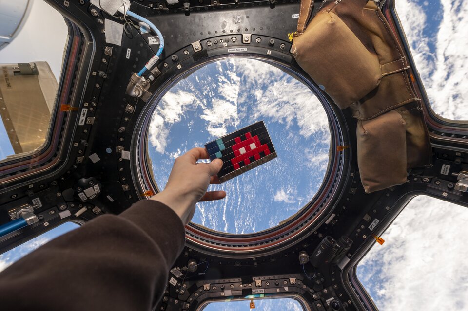 Mosaïque d'Invader à bord de la Station spatiale internationale