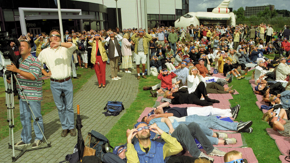 Sledování zatmění Slunce na akci Space Expo 1999