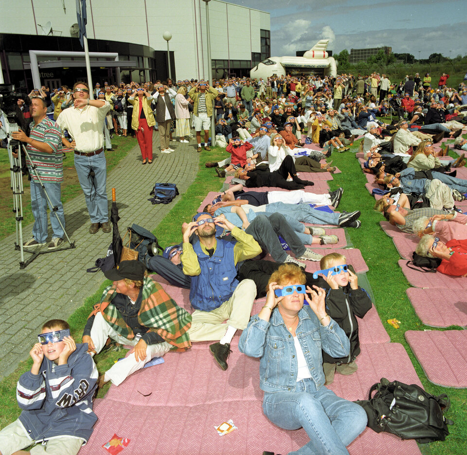 Meer dan 1500 mensen keken in augustus 1999 naar de complete zonsverduistering tijdens een evenement bij Space Expo 