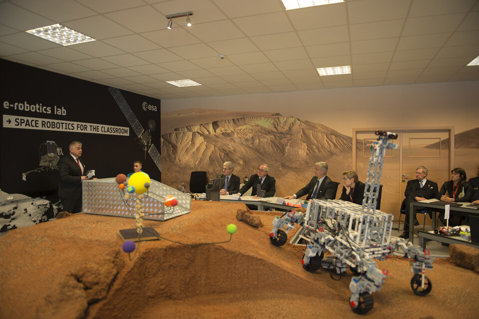 Koning Filip in het nieuwe 'Space Robotics for the Classroom' labo voor e-robotica