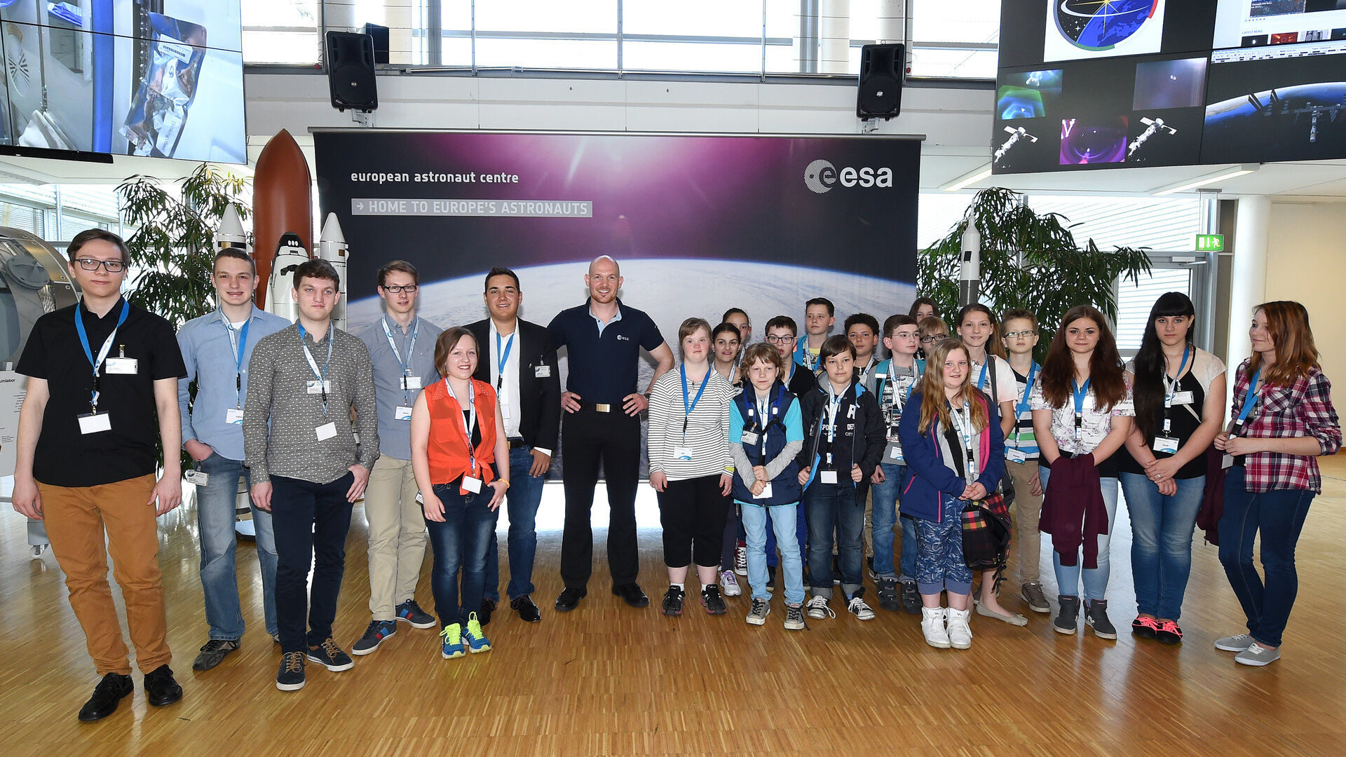 Die Gewinner von „Aktion 42“ und „Abenteuer Weltraum“ mit ESA-Astronaut Alexander Gerst.