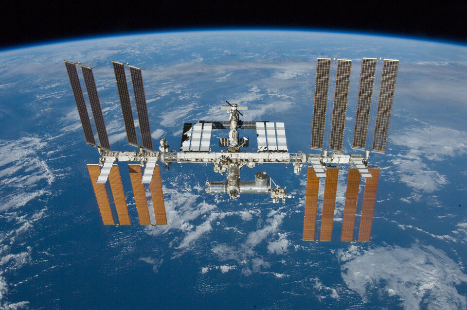 Het ISS in zijn baan om de aarde