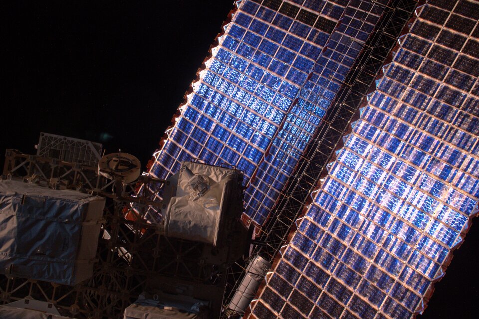 Panely sluneční baterií kosmické stanice