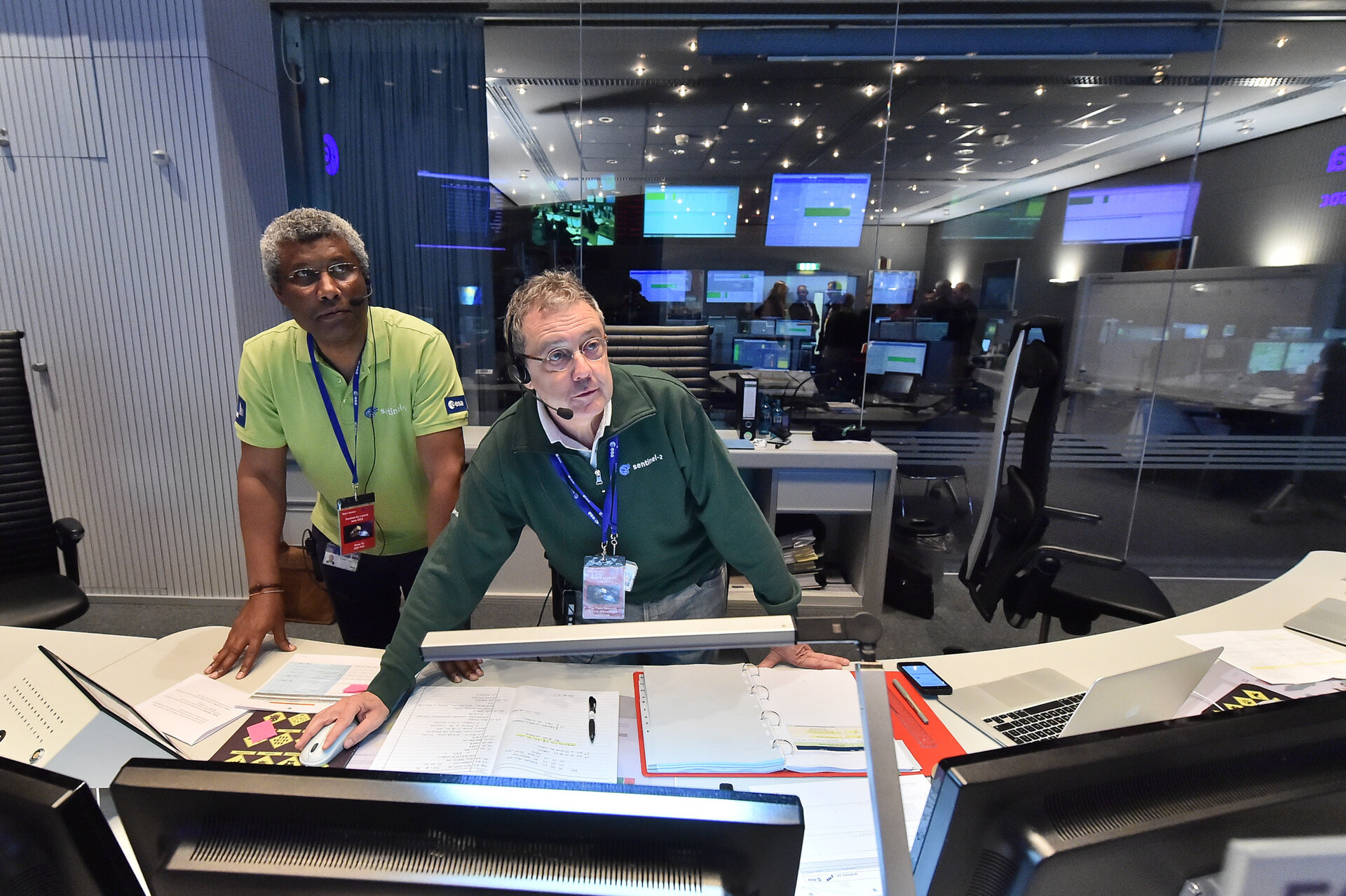 Flugdirektor Pier Paolo Emanuelli und Omar Sy, Projektverantwortlicher, im ESOC, Darmstadt 