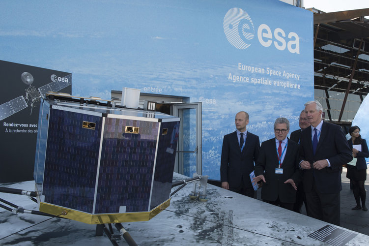 Eric Morel de Westgaver presents to Michel Barnier the ESA pavilion