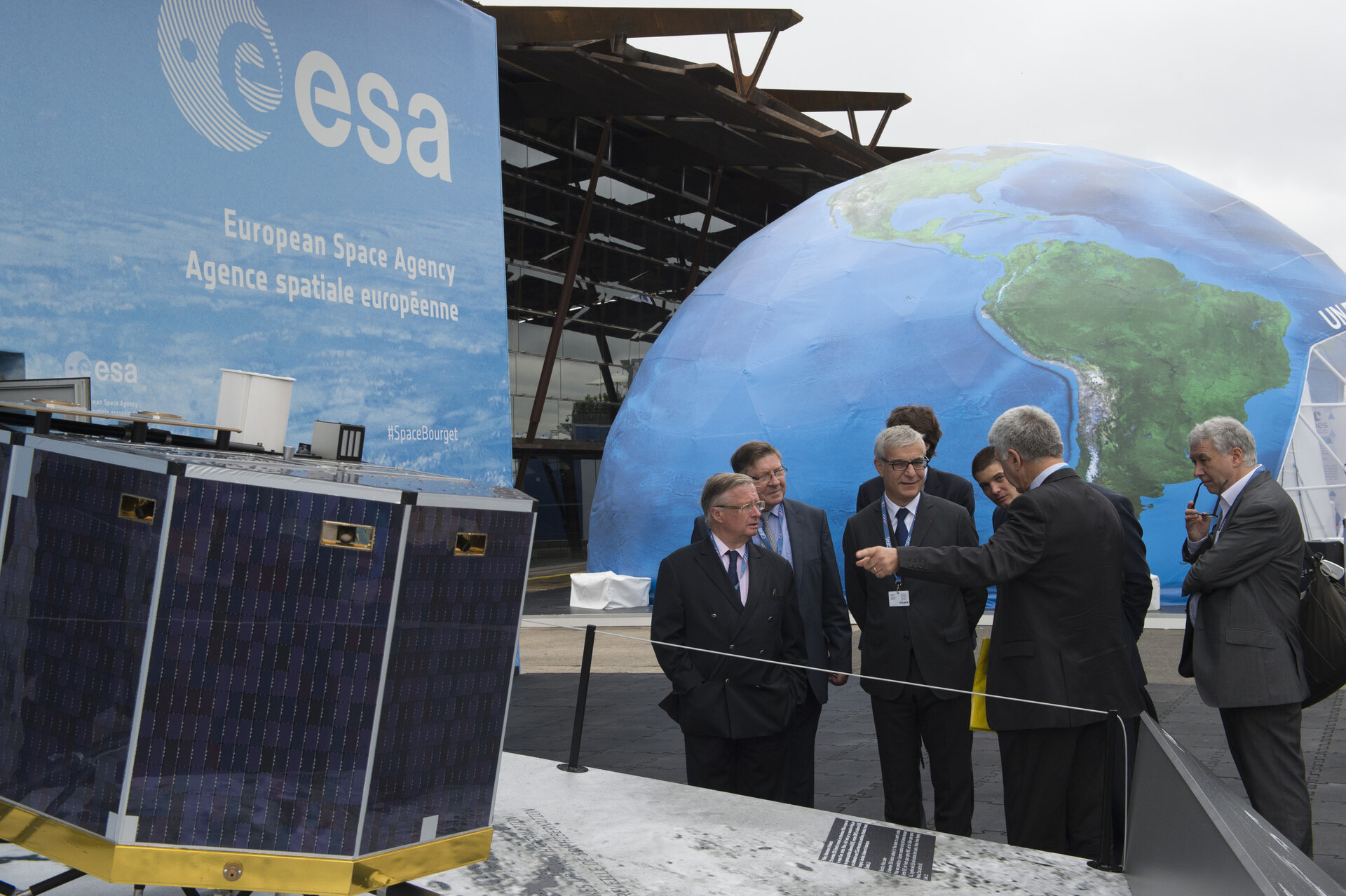 Franco Bonacina presents presents to Herve Maurey the ESA pavilion