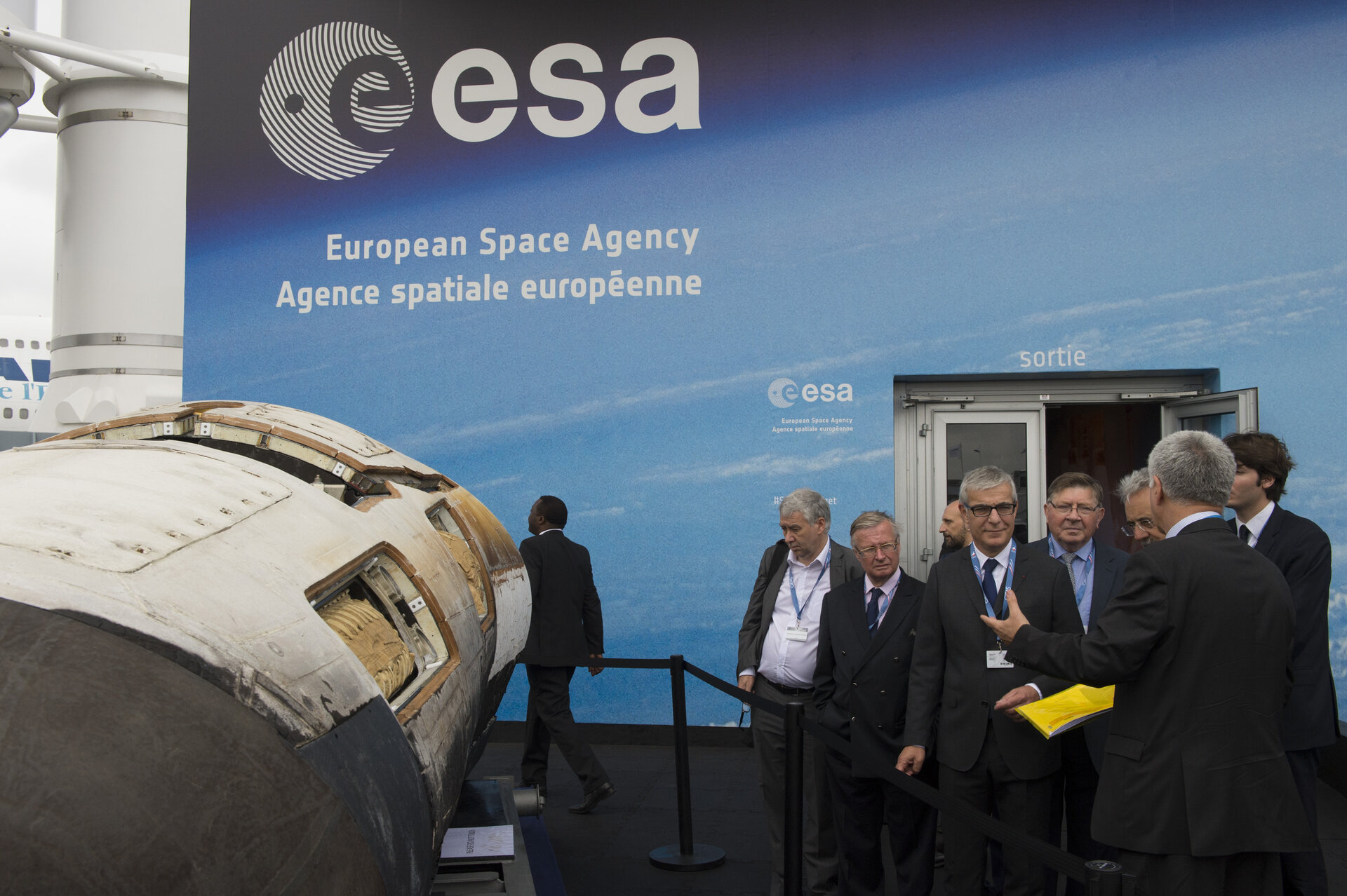 Franco Bonacina presents presents to Herve Maurey the ESA pavilion