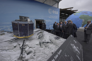 Franco Bonacina presents presents to Herve Maurey the ESA pavilion