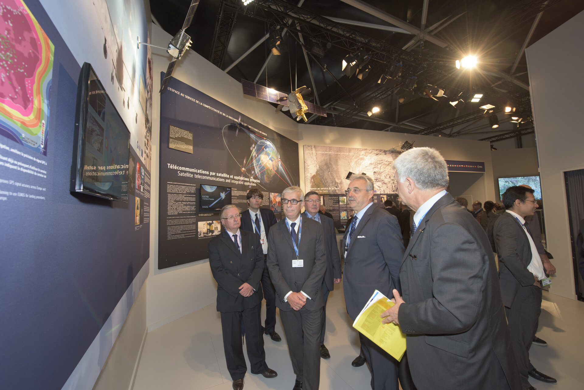 Franco Bonacina presents presents to Herve Maurey the ESA pavilion