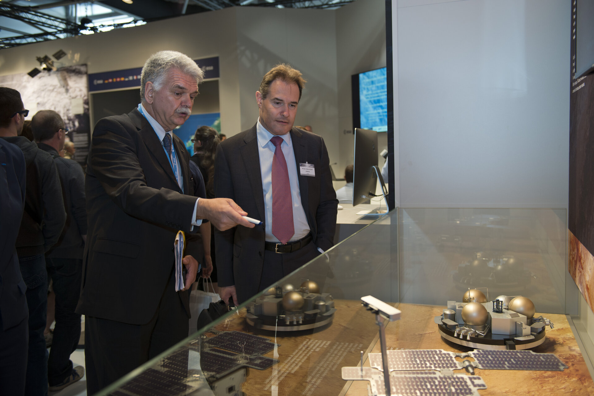 Franco Bonacina presents the ESA pavilion to Fabrice Leggeri