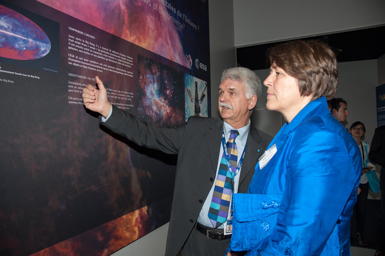 Franco Bonacina presents to Violeta Bulc the ESA pavilion