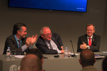 Jean-Jacques Dordain congratuled by his successor Johann-Dietrich Wörner