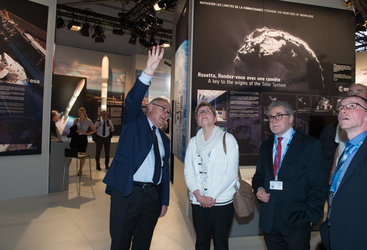 Jean-Jacques Dordain presents to Elke Sleurs the ESA pavilion