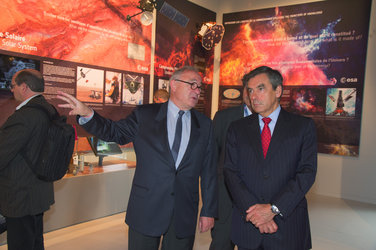 Jean-Jacques Dordain presents to François Fillon the ESA pavilion