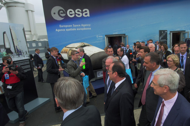 Jean-Jacques Dordain presents to President François Hollande the ESA pavilion