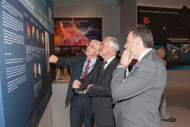 Karlheinz Kreuzberg presents to Jonathan Bell the ESA pavilion